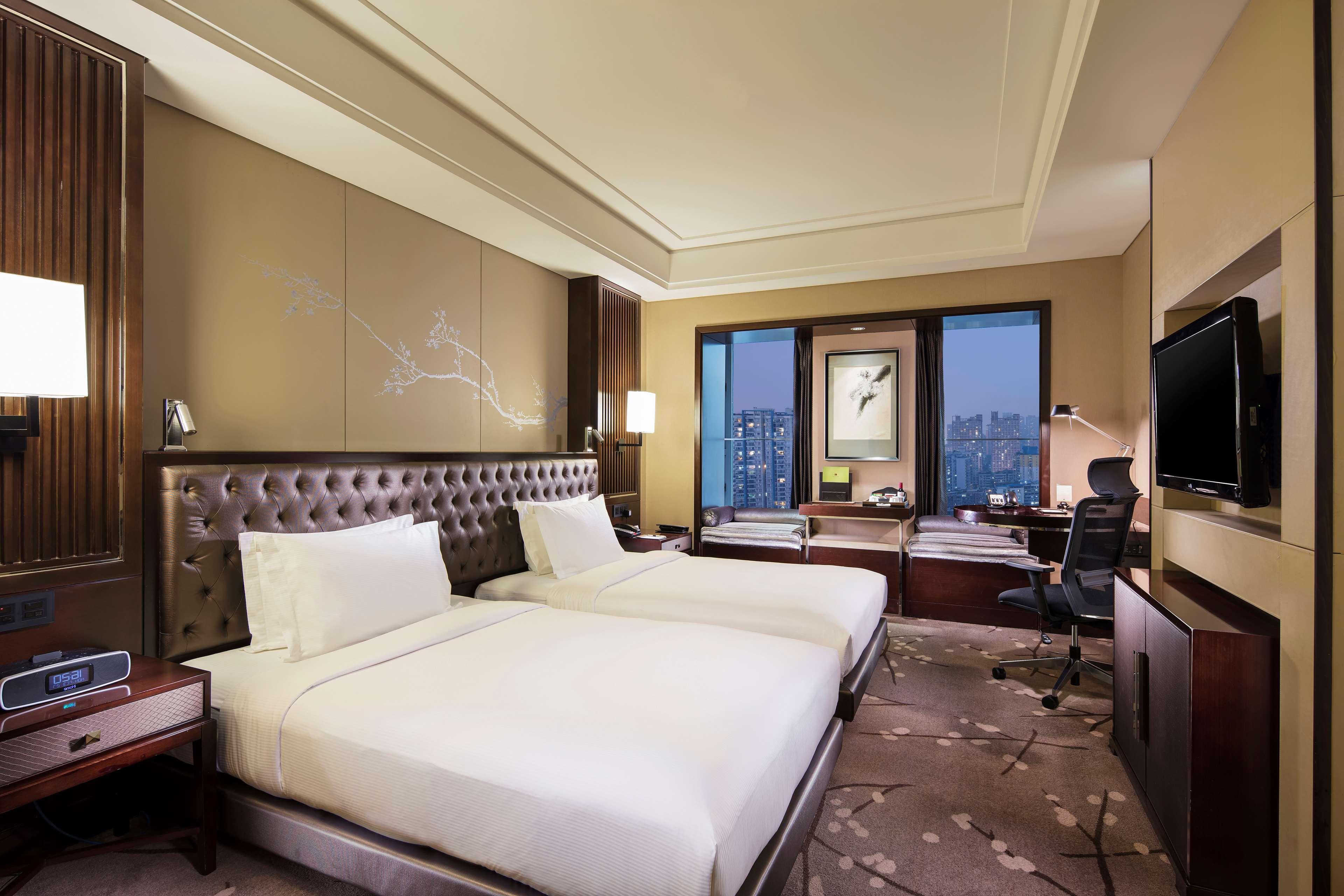 Doubletree By Hilton Chongqing - Guanyinqiao Railway Station Hotell Exteriör bild